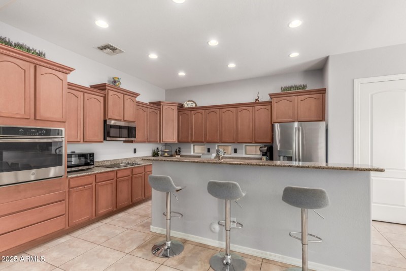 Kitchen w/island