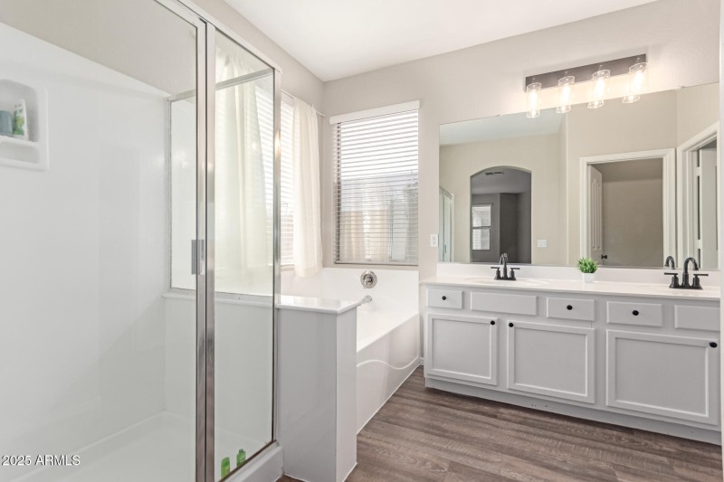 Seperate Tub & Shower