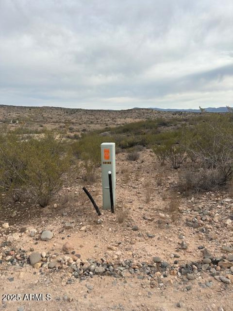ELECTRIC/CABLE AT LOT LINE