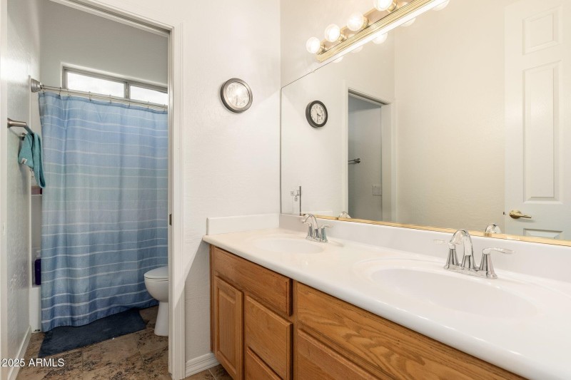 1074 E Carla Vista Ct - 39