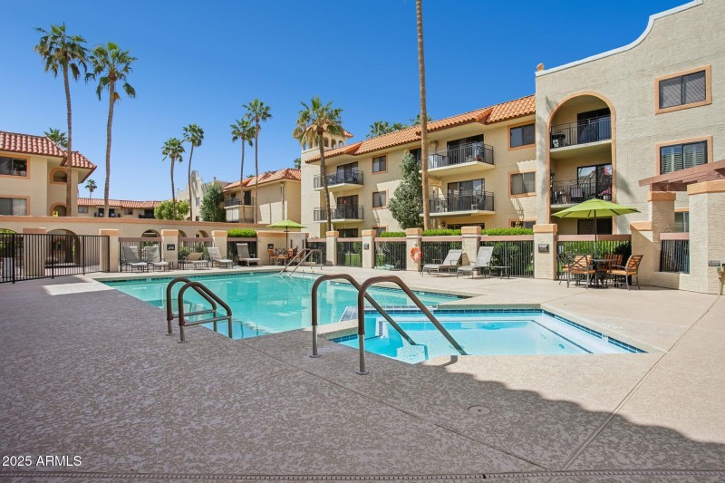 34-web-or-mls-10330-w-thunderbird-blvd-a