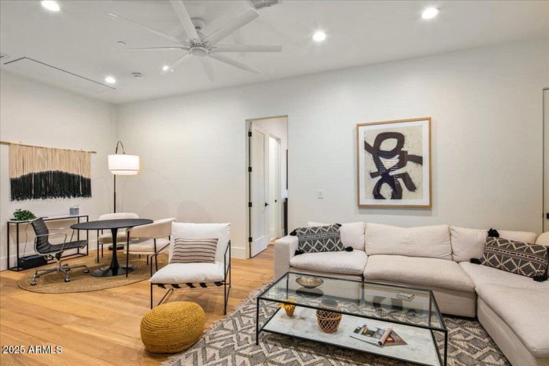 39-Family Room Details