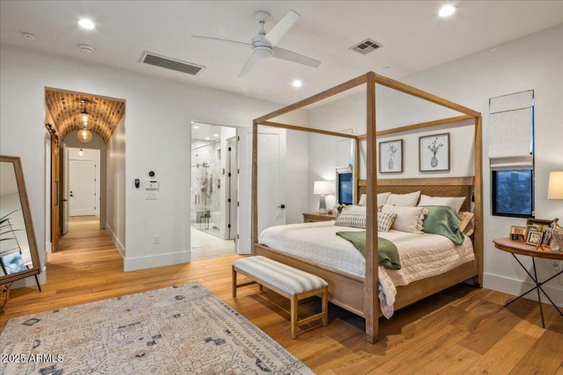 28-Primary Suite Details