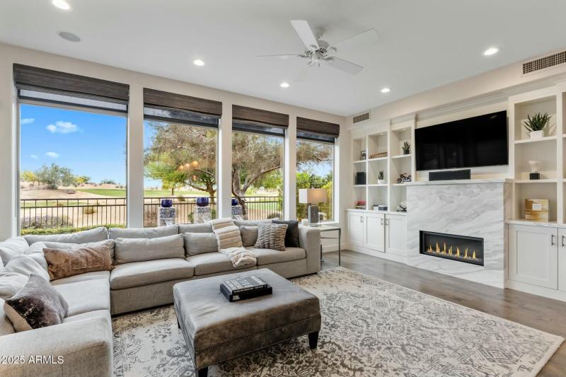 Family Room w/built ins