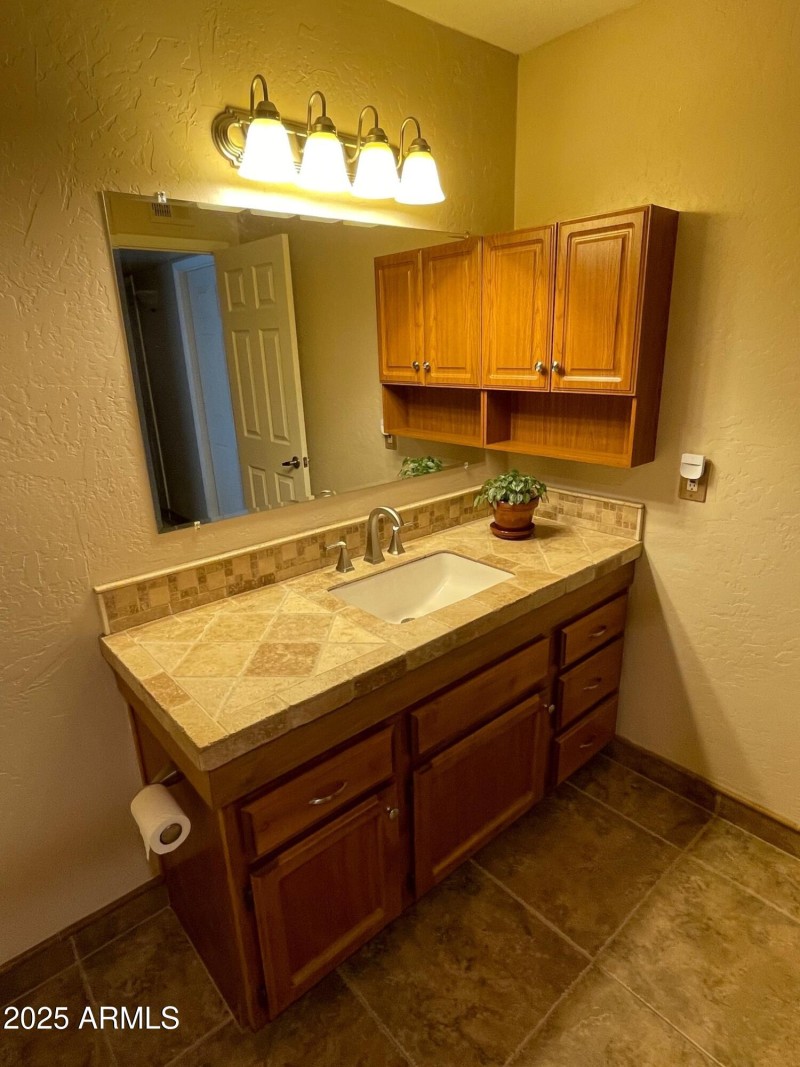 16423HallBath2