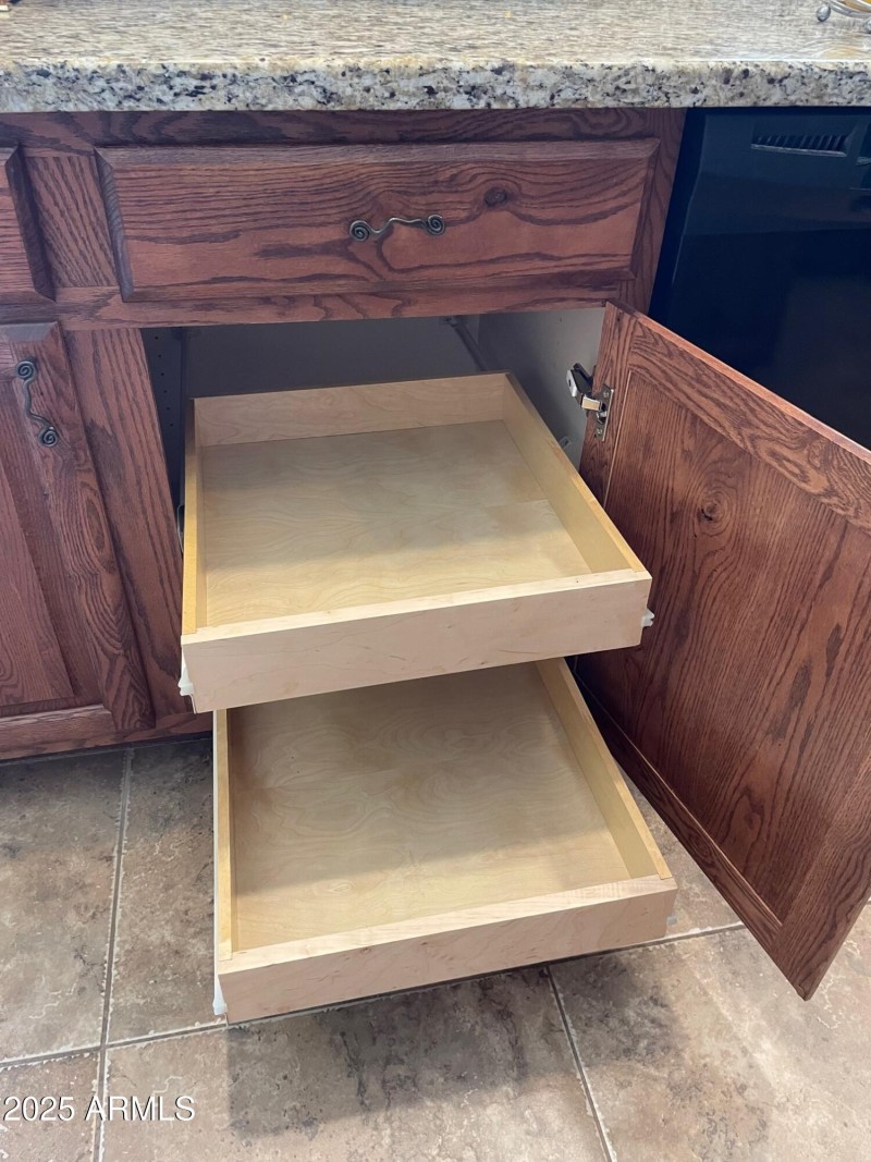 16423Kitchen Cabinet PullOuts