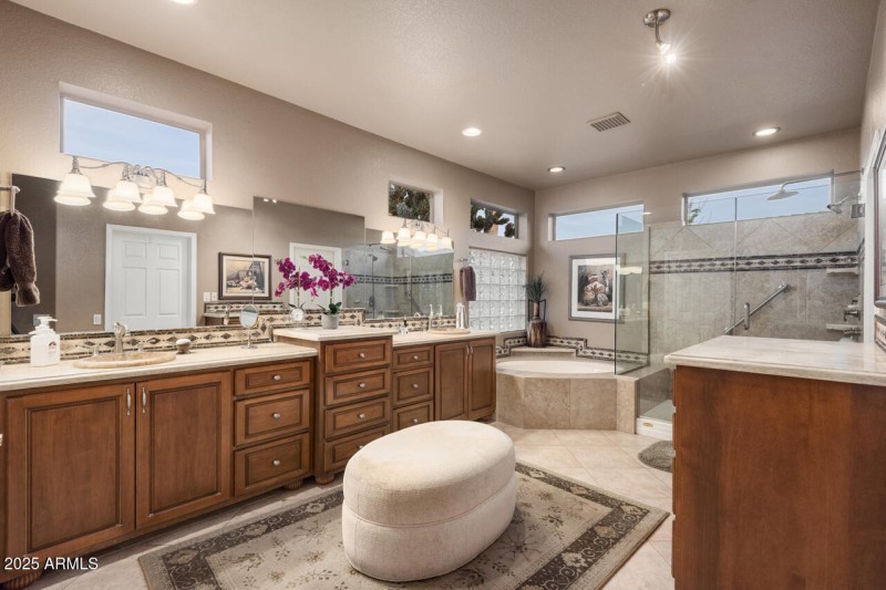 31-Master-Bathtroom