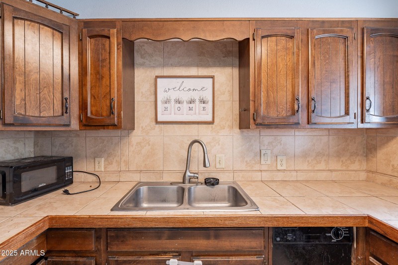 163 Peretz Cir. Kitchen cabinets