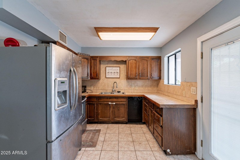 163 Peretz Cir kitchen