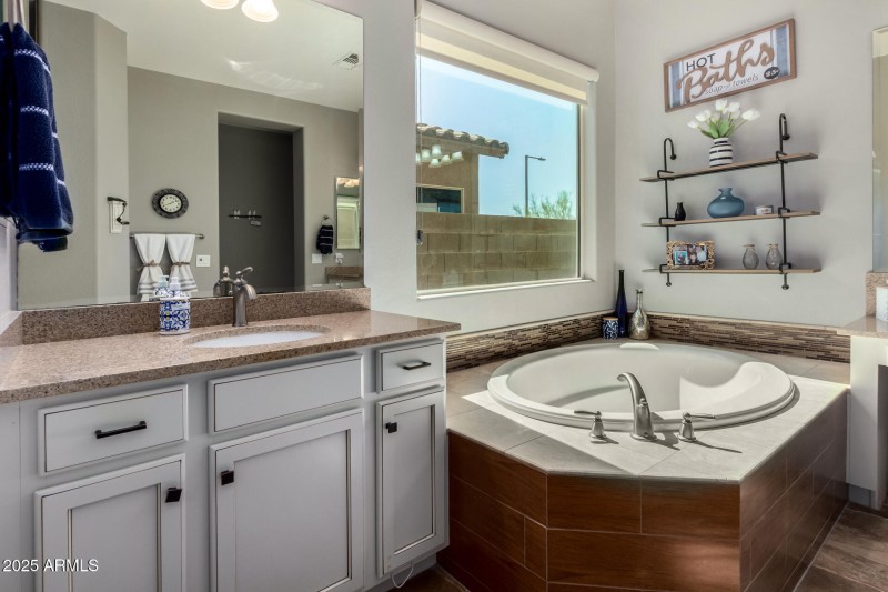 Mainfloor Primary bath