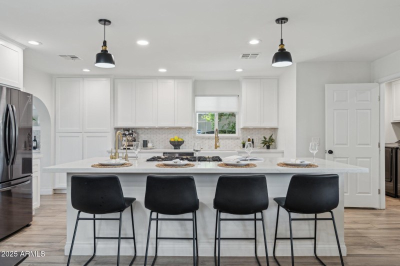 8-web-or-mls-3009-e-whitton-ave