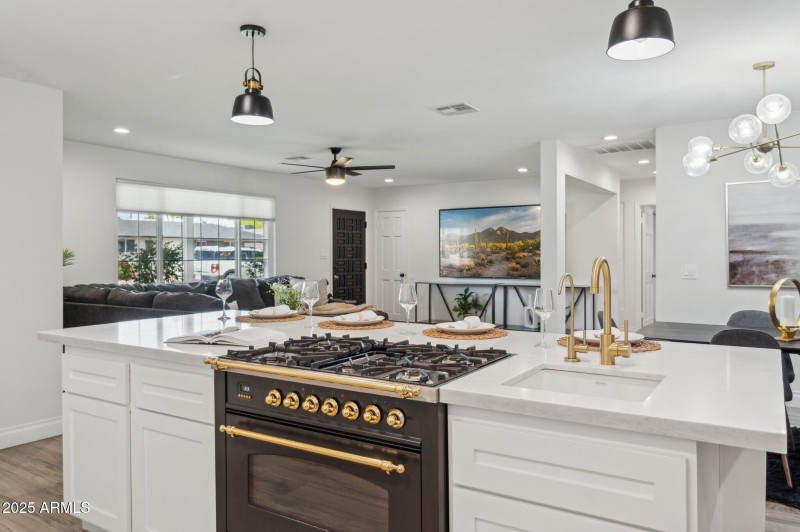 10-web-or-mls-3009-e-whitton-ave