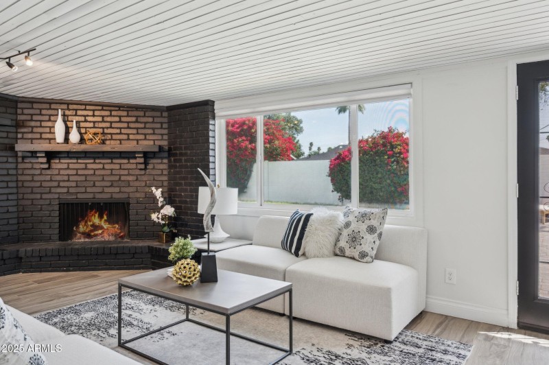 14-web-or-mls-3009-e-whitton-ave