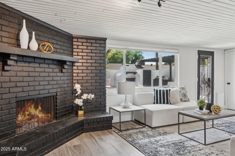 16-web-or-mls-3009-e-whitton-ave