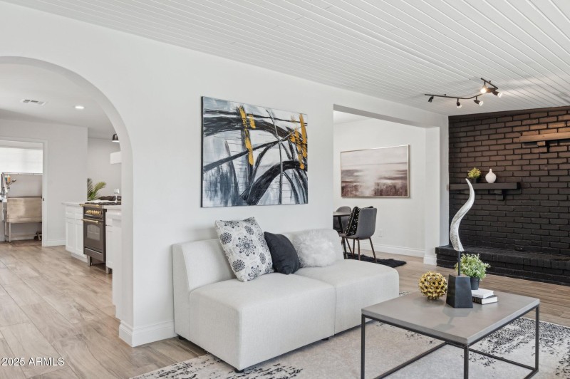 15-web-or-mls-3009-e-whitton-ave
