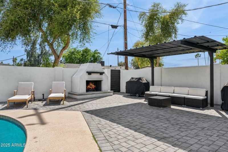 32-web-or-mls-3009-e-whitton-ave