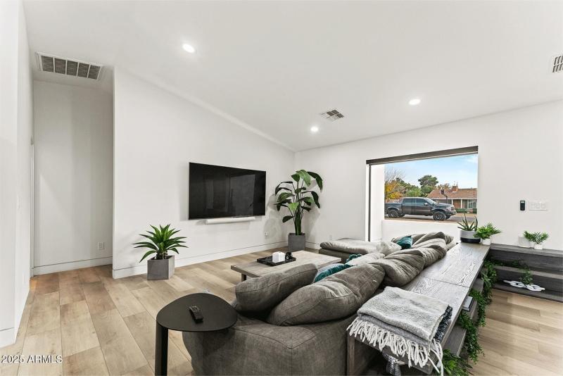 Untitled-1_0045_AKB04695_0014_AKB04775