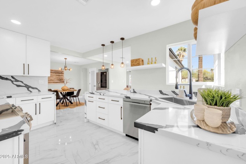 2926 N 16th Ave-16