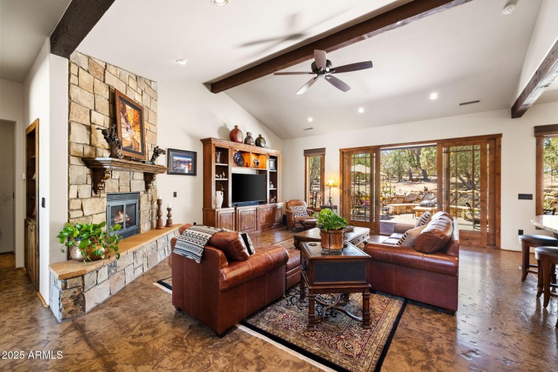 11-Living Room (1)
