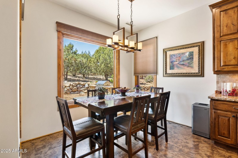 17-Breakfast Nook