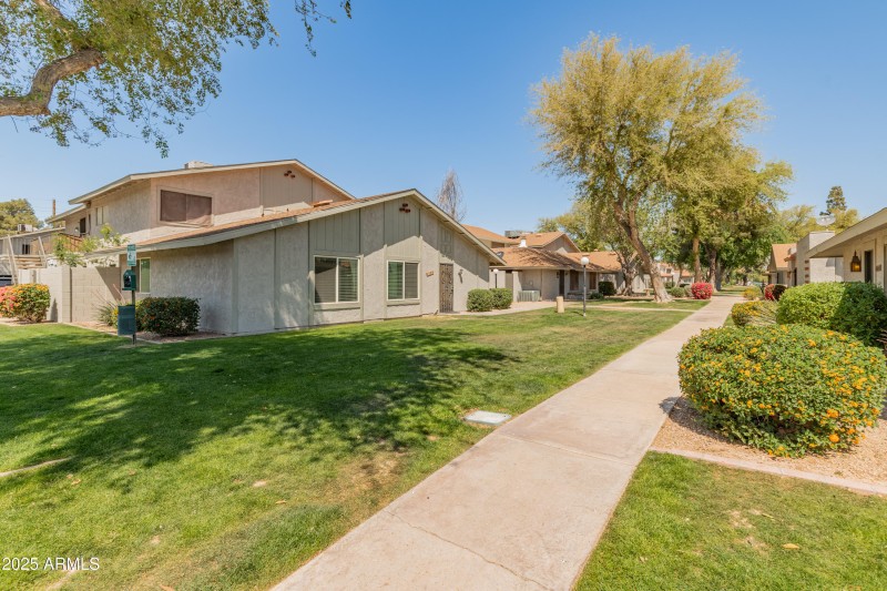 8412 E Roosevelt St-29