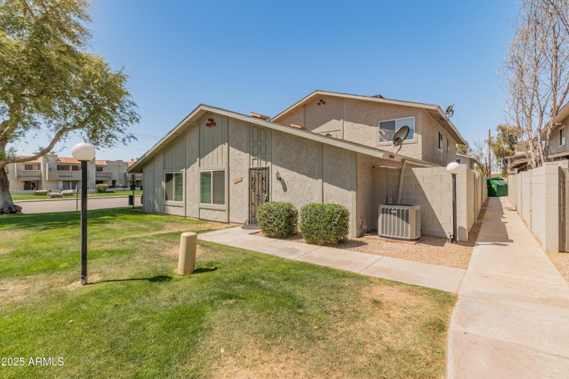 8412 E Roosevelt St-26