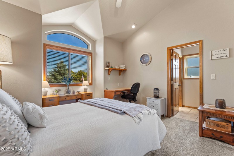 051_2705_w_creighton_dr-51_220