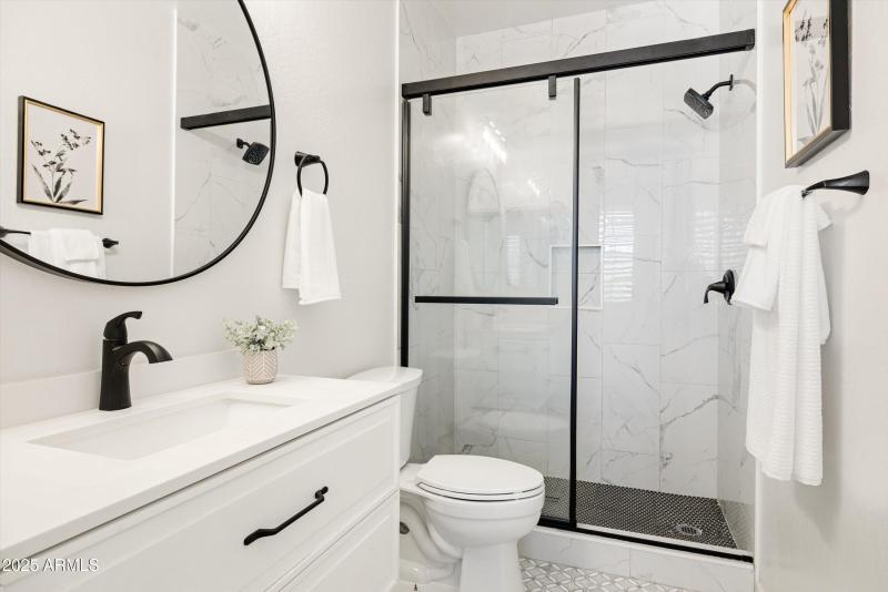 Upstairs Full Bathroom