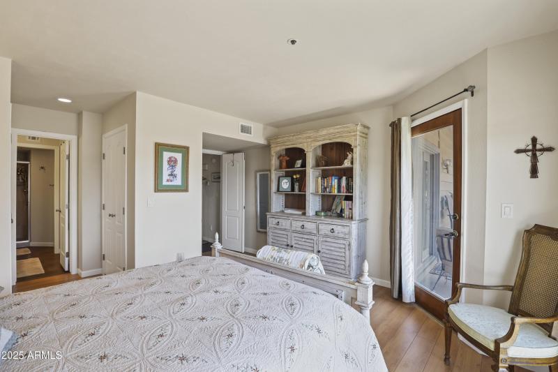 Master Bedroom (2)