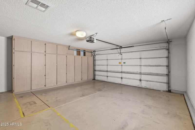 Garage w/cabinets