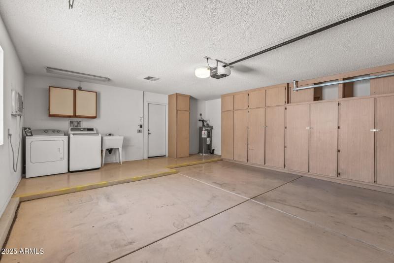 Garage w/utility sink