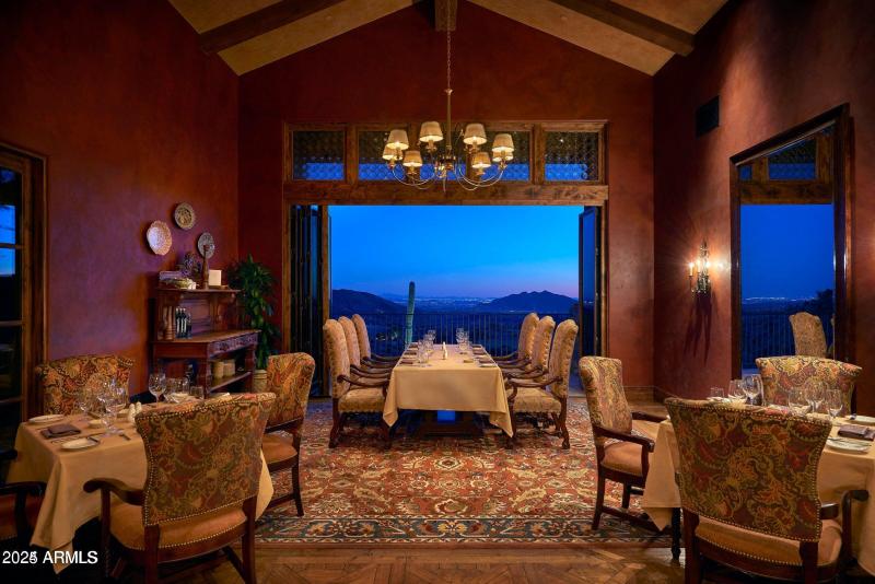 DM Constintinos Dining room