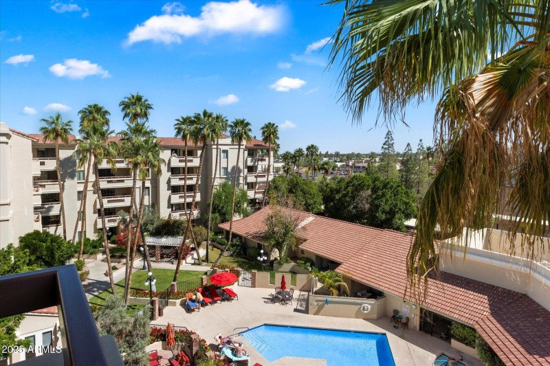 TOP FLOOR VIEWS!