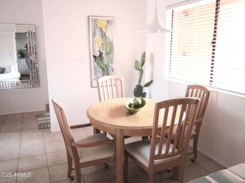 11 413 SUNNY EATING AREA