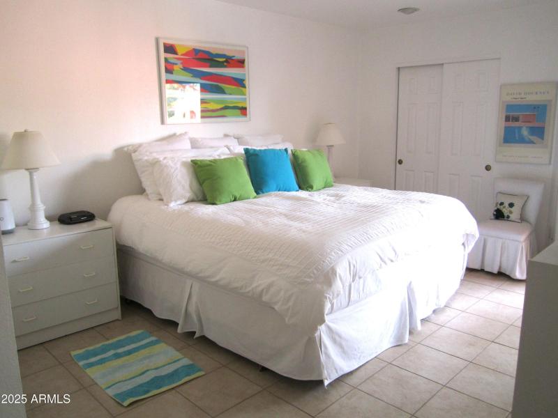 11 413 SPACIOUS BEDROOM