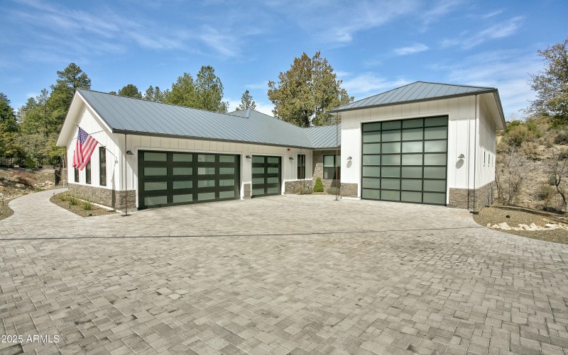 Garage/ RV Garage