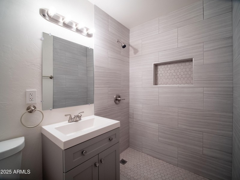 734 E Maryland 2 - Bathroom