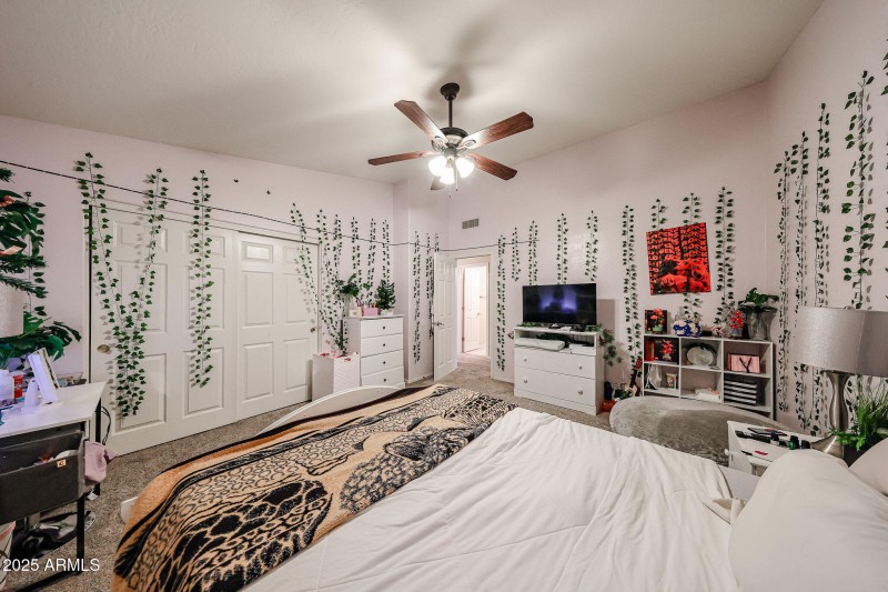Huge bedroom 4