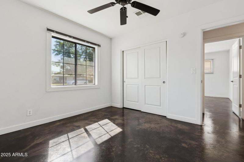 24-web-or-mls-2740-n-21st-dr