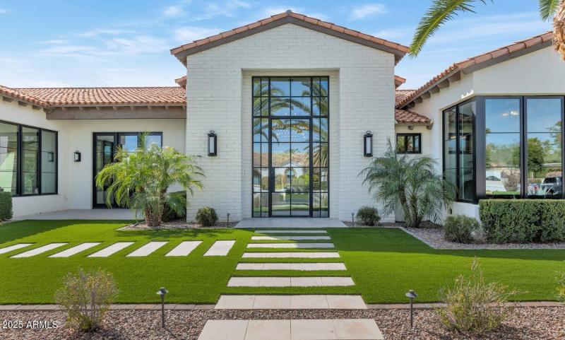 5353 E Sanna St-large-007-026-5353 E San