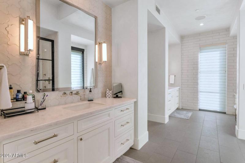 5353 E Sanna St-large-026-024-5353 E San