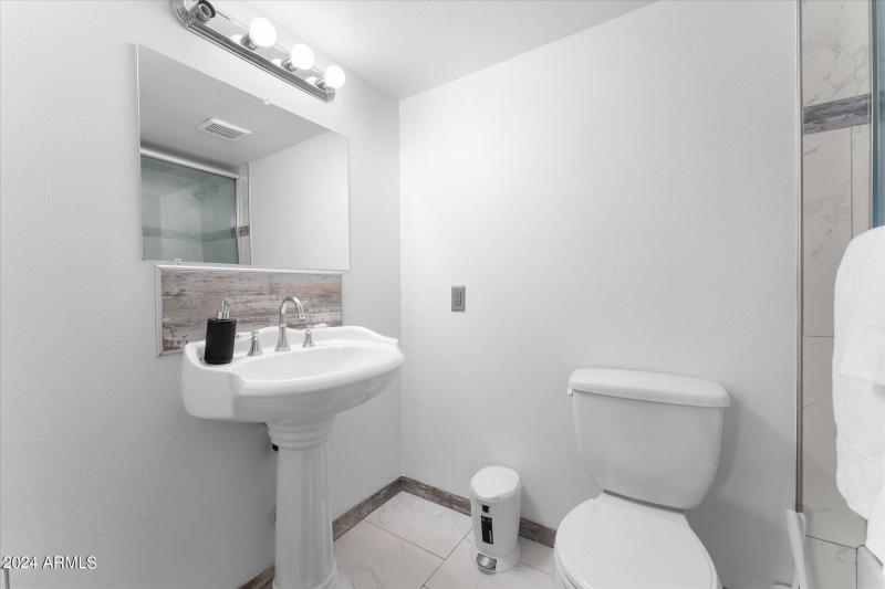 28-028-guest-bathroom