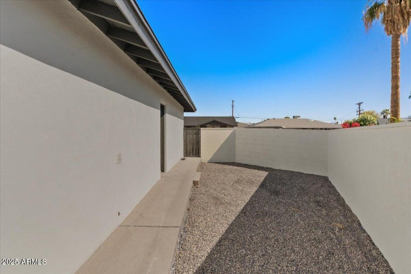 31-Side yard