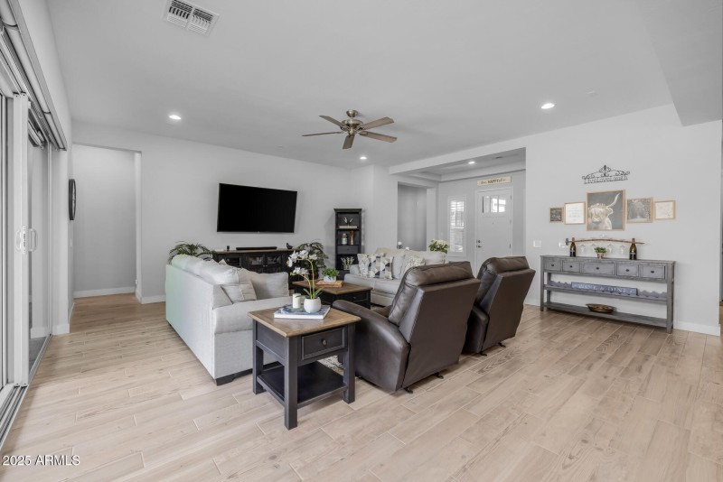 6)GREAT ROOM
