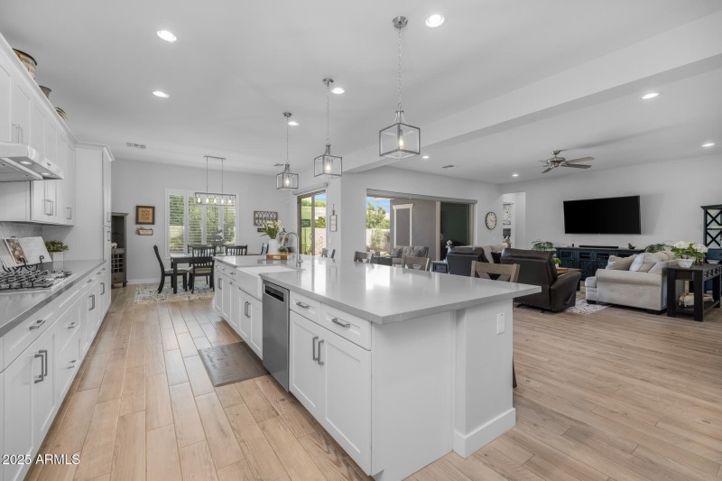 11)KITCHEN