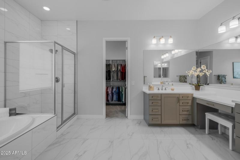19)MASTER BATH