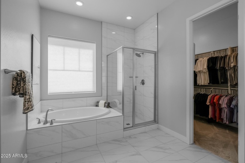 21)MASTER BATH