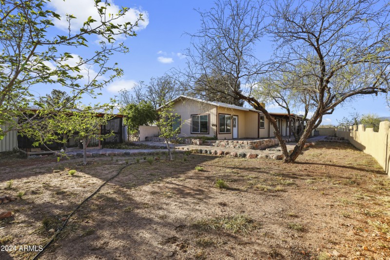 SE Exterior & Yard