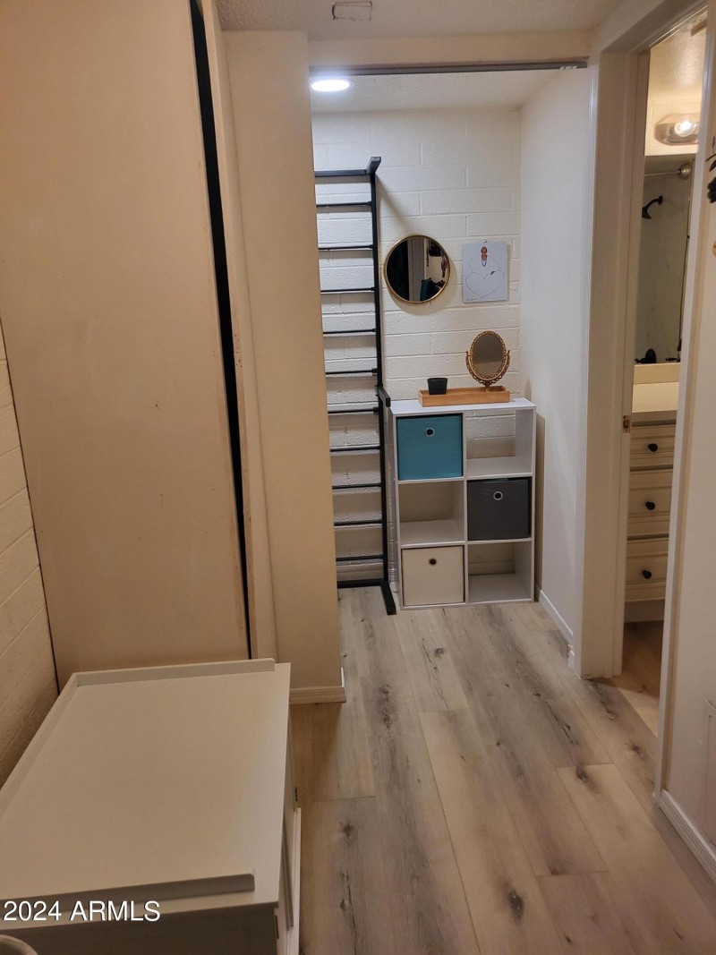 WALK IN CLOSET
