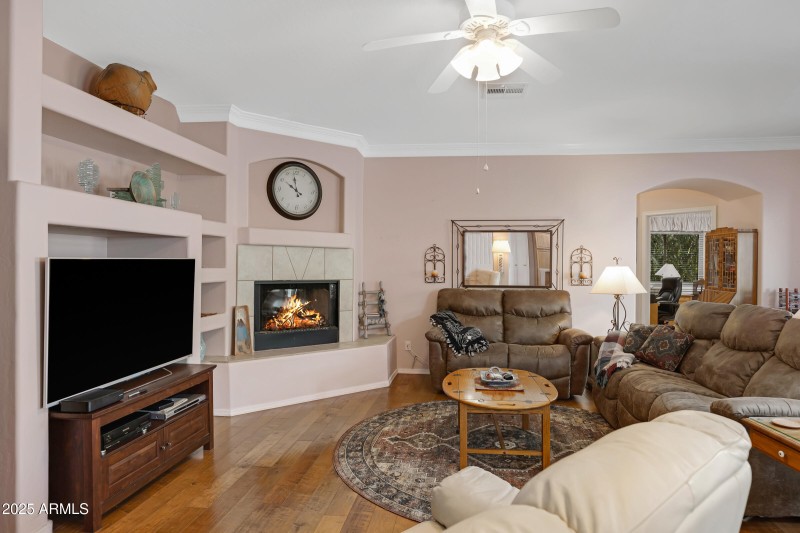 Great room w/fireplace